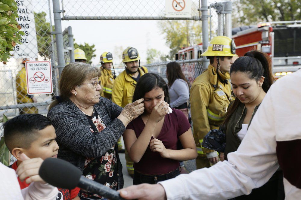 Combustible de avión cae en escuelas de Los Ángeles